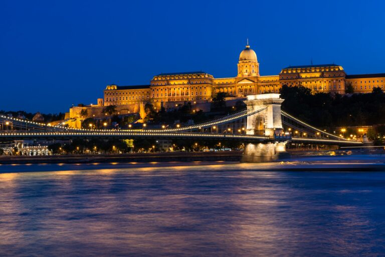 Die Kettenbrücke und der Burgpalast in Budapest bei Nacht