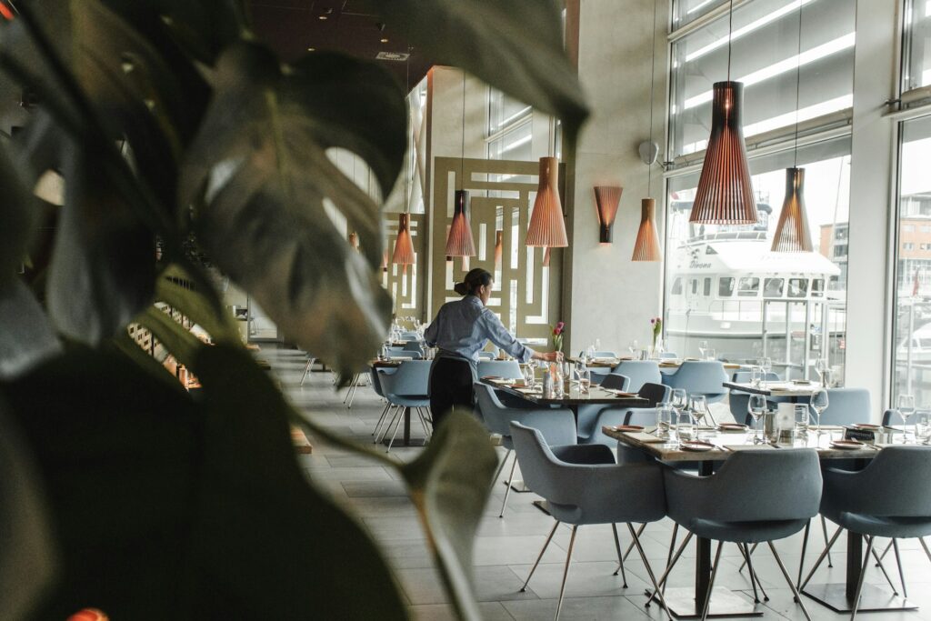 Servicekraft in einem hellen Restaurant