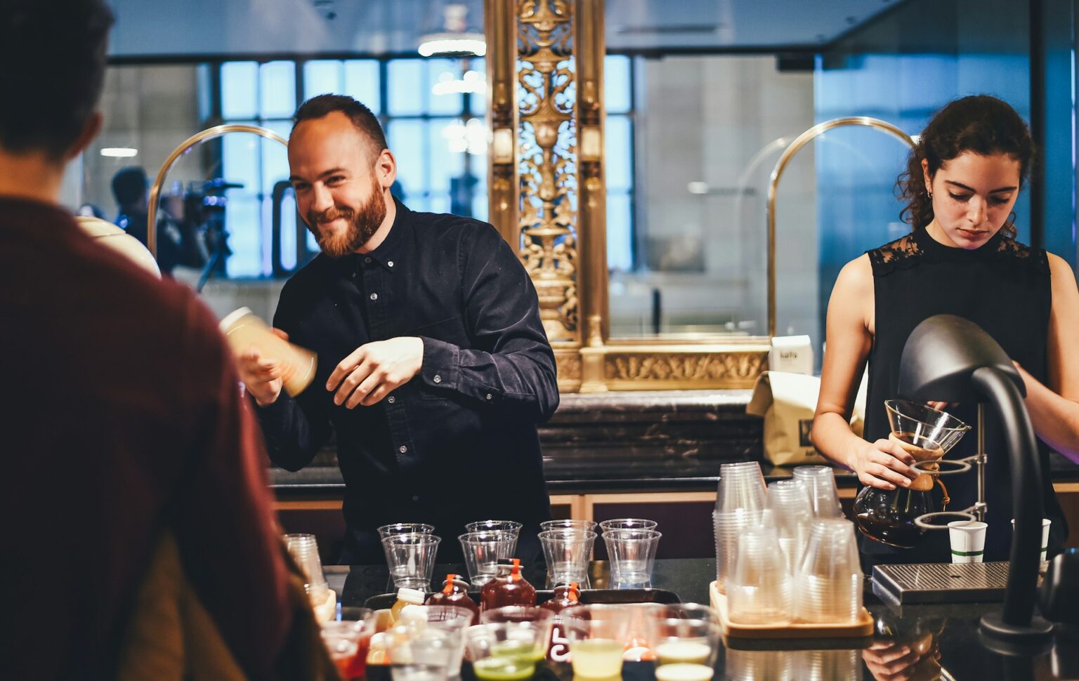 Lächelnde Barkeeper bei der Arbeit